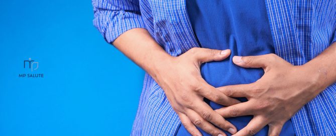 Uomo che si tiene l'addome per dolore o crampi intestinali, sintomo di disturbi digestivi o problemi di gastroenterologia. Logo MP Salute.