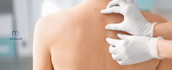 Dermatologo che esamina la pelle di una paziente durante una visita per il controllo dei nei presso MP Salute.