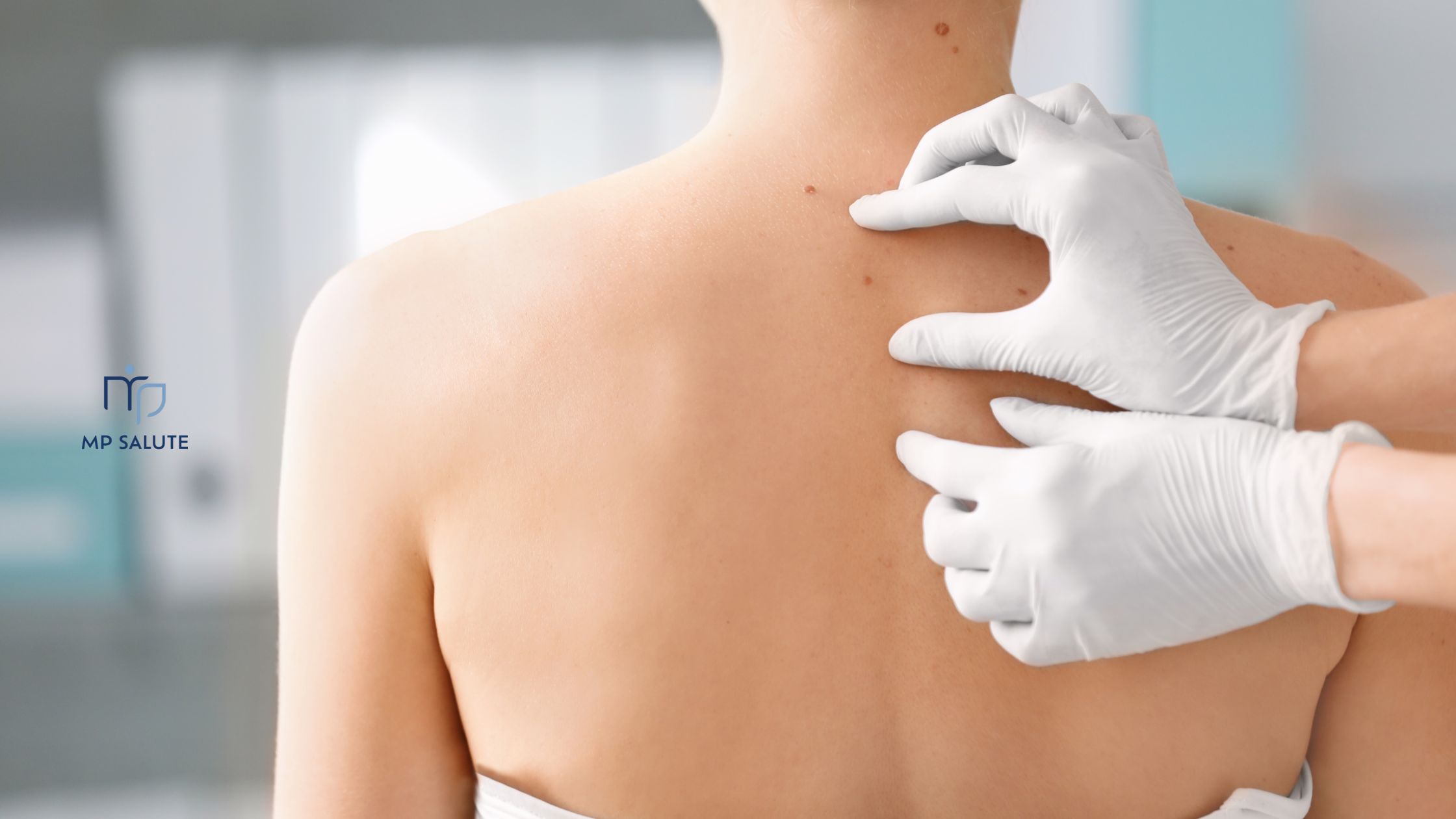Dermatologo che esamina la pelle di una paziente durante una visita per il controllo dei nei presso MP Salute.