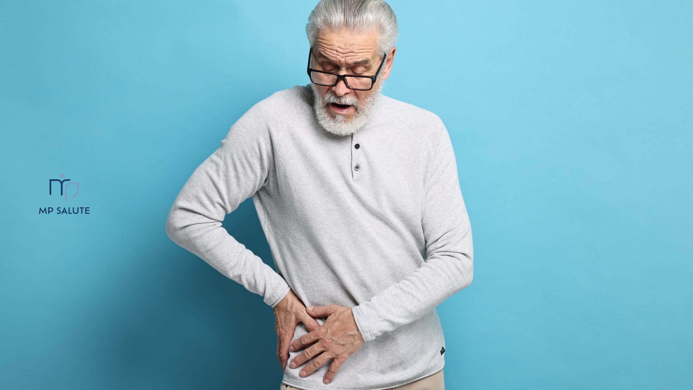 Uomo anziano con dolore all'anca (coxartrosi) o al fianco, con la mano che indica l'area dolorante. Artrosi: visita ortopedica MP Salute.